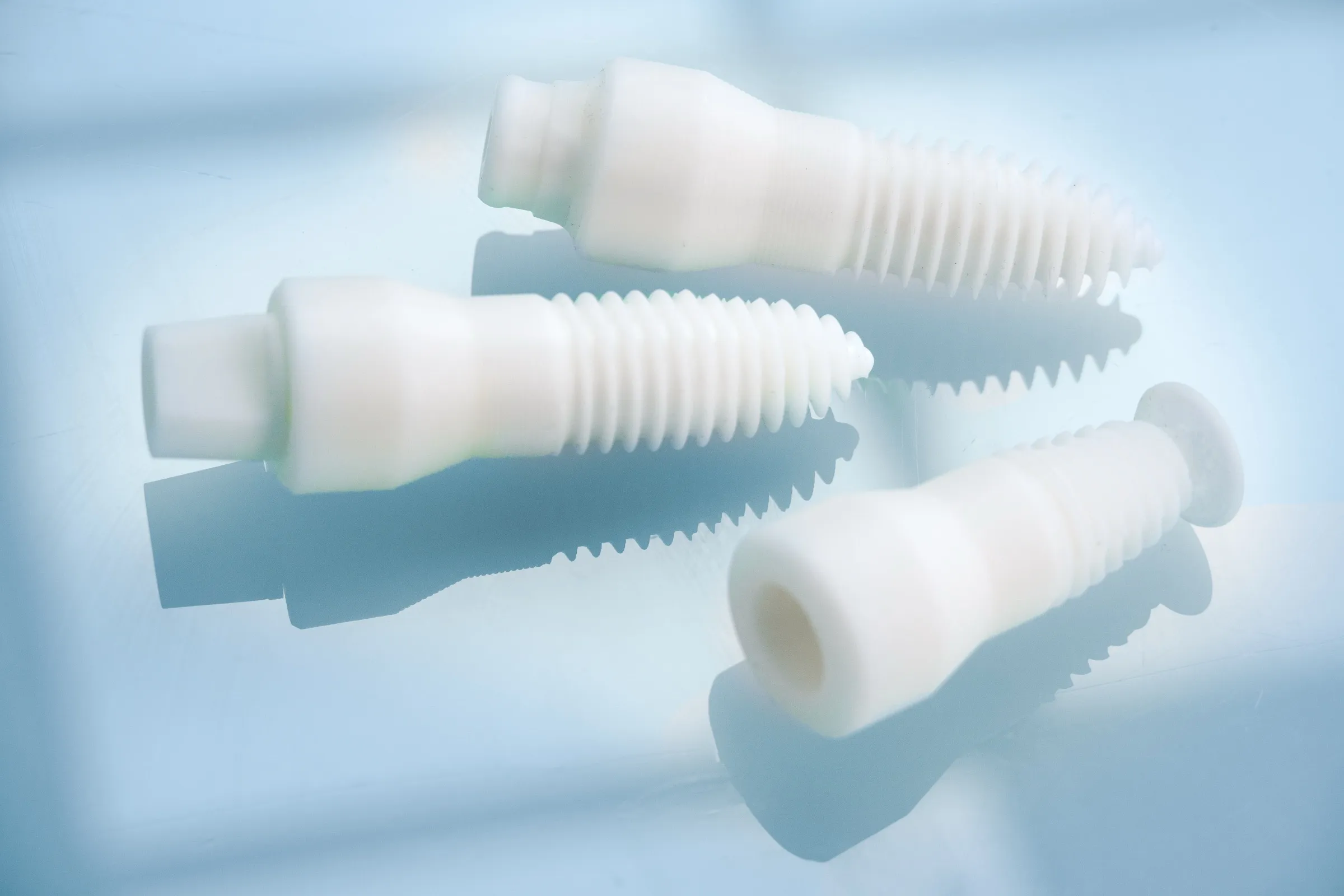 Drei Keramikimplantate
